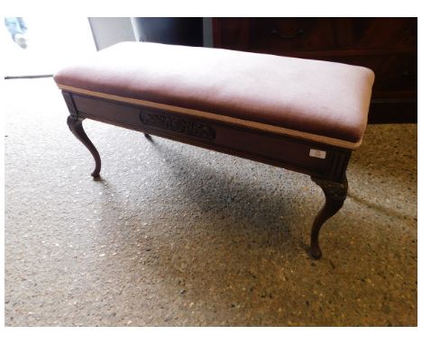 EDWARDIAN MAHOGANY FRAMED TWO SEATER PIANO STOOL WITH CARVED DETAIL AND SHAPED LEGS WITH PINK DRALON UPHOLSTERED SEAT 