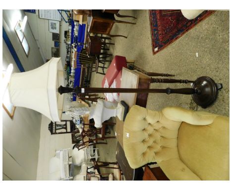 20TH CENTURY MAHOGANY TURNED COLUMN STANDARD LAMP WITH CREAM SHADE 