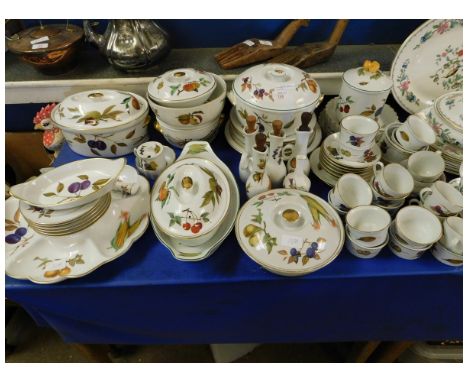 QUANTITY OF ROYAL WORCESTER EVESHAM DINNER WARES TO INCLUDE CUPS, SAUCERS, RAMEKINS, TUREENS, PLATES ETC 