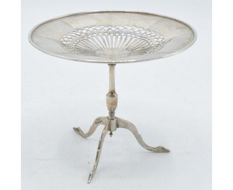 Hallmarked silver ornate bon bon dish / stand in the form of a tripod table with pierced decoration, 92.8 grams. 10cm tall. S