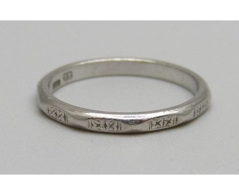 A platinum ring, 3.4g, N 