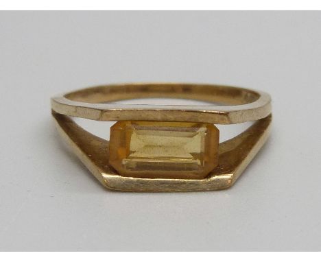 A 9ct gold and citrine ring, 3.2g, P 