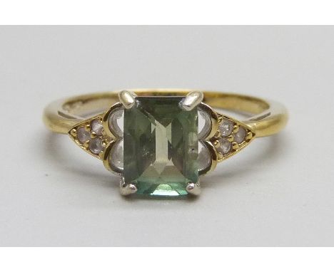 A silver, green and white gemstone ring, S 