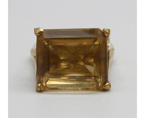 A 9ct gold and citrine ring 5.4g, O 