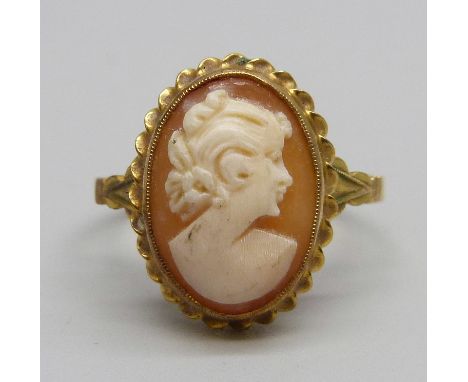 A 9ct gold cameo ring, 2.7g, P 