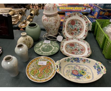 AN ASSORTMENT OF CERAMIC ITEMS TO INCLUDE PLATES, A LAMP BASE AND SMALL VASES 