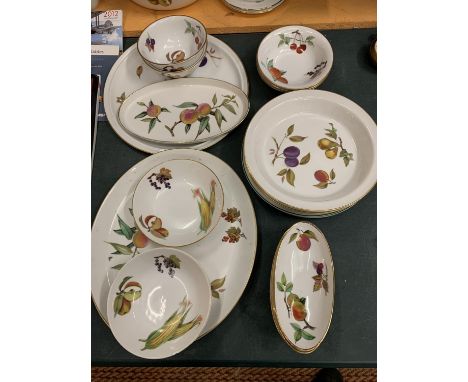 A COLLECTION OF ROYAL WORCESTER PORCELAIN DINNER WARE IN THE EVESHAM DESIGN 