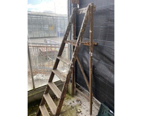 A VINTAGE FIVE RUNG WOODEN STEP LADDER 