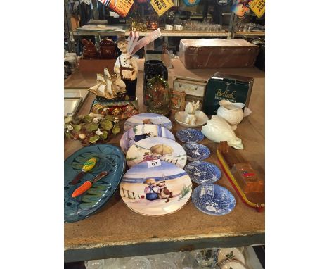 A COLLECTION OF VARIOUS CERAMICS TO INCLUDE BELLEEK VASE, ROYAL WORCESTER COLLECTORS PLATES ETC 