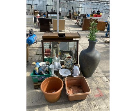 AN ASSORTMENT OF HOUSEHOLD CLEARANCE ITEMS TO INCLUDE A MIRROR, PLANT URN AND CERAMIC JUGS ETC 