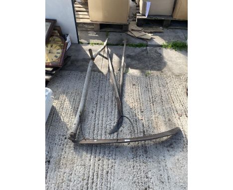 A GROUP OF VINTAGE TOOLS TO INCLUDE A SYTHE, PITCHFORK ETC 