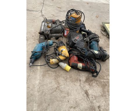 AN ASSORTMENT OF POWER TOOLS TO INCLUDE DRILLS, ANGLE GRINDERS AND A WATER PUMP ETC 