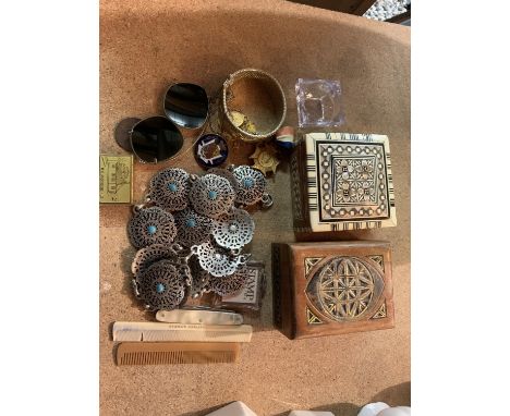 AN ASSORTMENT OF ITEMS TO INCLUDE TWO WOODEN TRINKET BOXES, DECORATIVE METAL BELT, ENAMEL BADGE ETC 