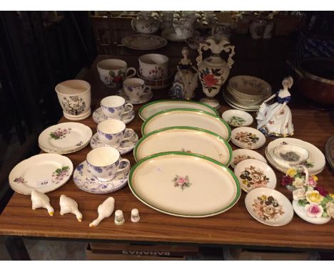 AN ASSORTMENT OF CERAMIC WARE TO INCLUDE WOOD AND SONS, WEDGWOOD EXAMPLES ETC 