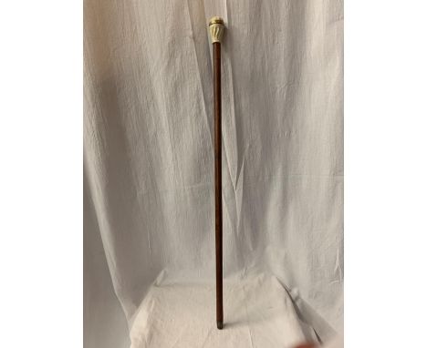 A WOODEN WALKING STICK INCORPORATING A COMPASS IN THE HANDLE 