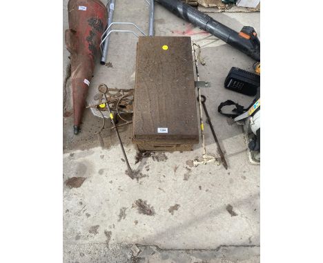 AN ASSORTMENT OF VINTAGE ITEMS TO INCLUDE A TRIVET STAND, A METAL DEED BOX AND A FIRE FENDER ETC 