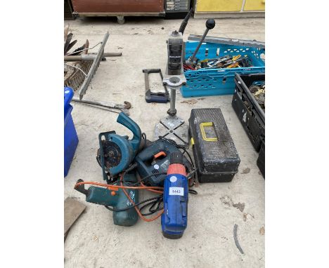AN ASSORTMENT OF HAND AND POWER TOOLS TO INCLUDE A JIGSAW, DRILLS AND A VICE ETC 