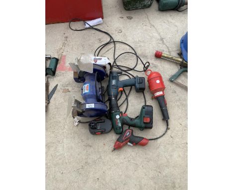 A COLLECTION OF POWER TOOLS TO INCLUDE BOSCH DRILL, BENCH GRINDER AND LIGHT 