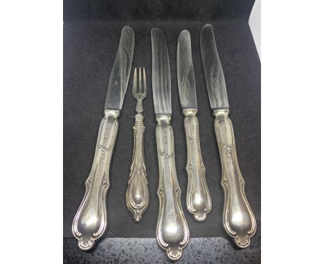 FIVE HALLMARKED SILVER HANDLED ITEMS TO INCLUDE FOUR KNIVES AND A FORK 