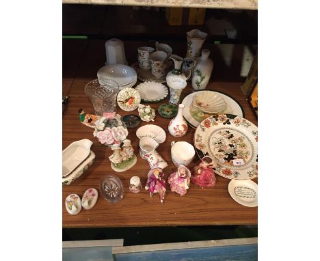 A COLLECTION OF CERAMIC ITEMS TO INCLUDE A WADE DISH, WEDGWOOD BUD VASE ETC 