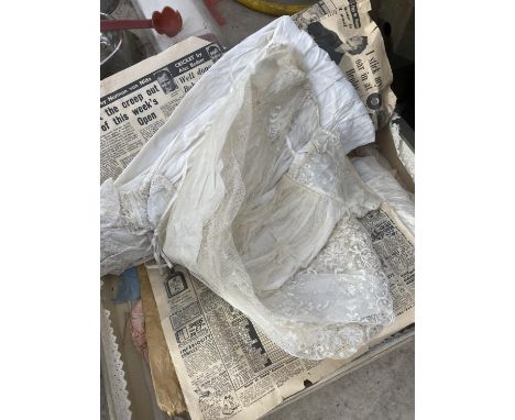 A QUANTITY OF VINTAGE LACE ITEMS 