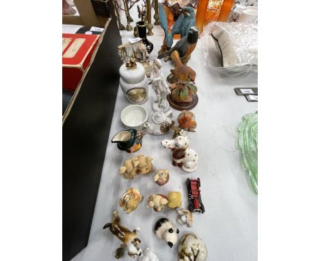 A SELECTION OF CERAMIC ITEMS 