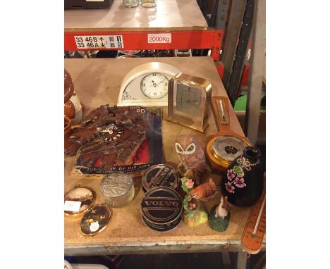 AN ECLECTIC ASSORTMENT OF ORNAMENTS, TWO CLOCKS, A CUCKOO CLOCK ETC 