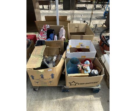 AN ASSORTMENT OF HOUSEHOLD CLEARANCE ITEMS TO INCLUDE CERAMIC FIGURES AND GLASS WARE ETC 