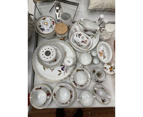 A COLLECTION OF ROYAL WORCESTER PORCELAIN DINNER WARE IN THE EVESHAM DESIGN 