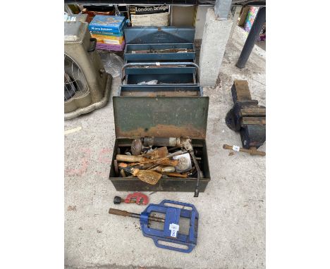 AN ASSORTMENT OF HAND TOOLS TO INCLUDE VICES, BRACE DRILL AND METAL TOOL BOXES ETC 