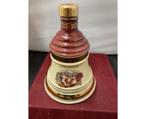 A BELLS DECANTER OF EXTRA SPECIAL SCOTCH WHISKY CHRISTMAS 1996 