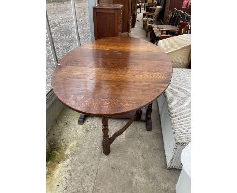 AN 18TH CENTURY STYLE OAK GATE LEG TABLE ON TURNED LEGS 66" X 42" 