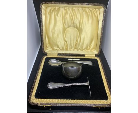 A VINTAGE BOXED EPNS SET COMPRISING OF A SPOON AND PUSHER AND A NAPKIN RING 