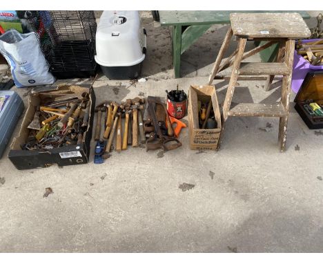 A LARGE QUANTITY OF VINTAGE HAND TOOLS TO INCLUDE A WOODEN STEP LADDER, HAMMERS AND SAWS ETC 