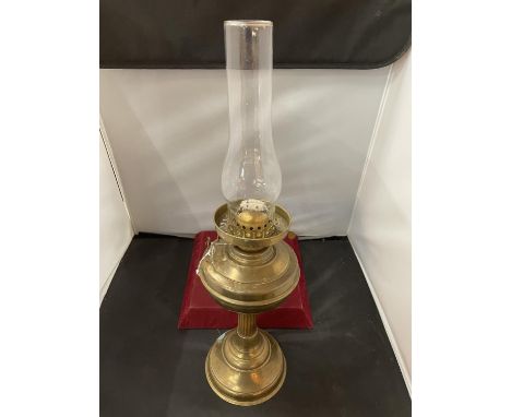 A VINTAGE BRASS OIL LAMP WITH GLASS SHADE: LAMP HEIGHT:33CM 