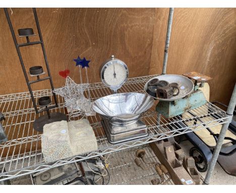 AN ASSORTMENT OF VINTAGE ITEMS TO INCLUDE SCALES AND WEIGHTS, CANDLE HOLDERS ETC 