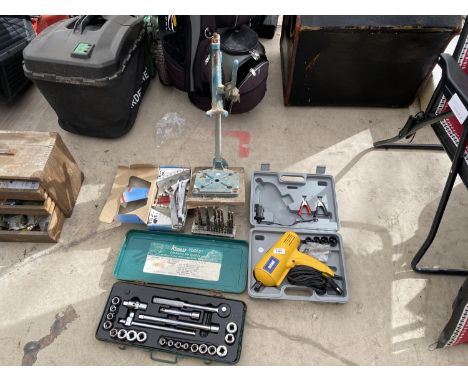 AN ASSORTMENT OF TOOLS TO INCLUDE A SOCKET SET, A RATCHET GUN AND A VICE ETC 
