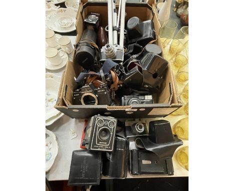 A QUANTITY OF VINTAGE PHOTOGRAPHY EQUIPMENT TO INCLUDE CAMERAS, CASES, A TRIPOD AND A MINI REX II LIGHT METER 