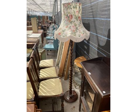 A 20TH CENTURY BOBBIN TURNED STANDARD LAMP COMPLETE WITH SHADE 