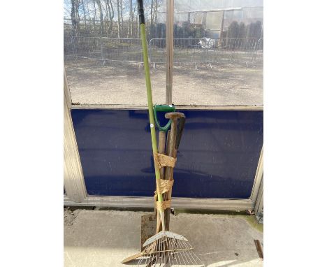 AN ASSORTMENT OF GARDEN TOOLS TO INCLUDE A SPADE, A FORK AND A RAKE ETC 