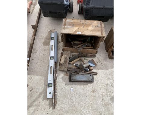 A VINTAGE WOODEN TOOL CHEST AND AN ASSORTMENT OF HAND TOOLS TO INCLUDE HAMMERS, CHISELS AND DRILL BITS ETC 