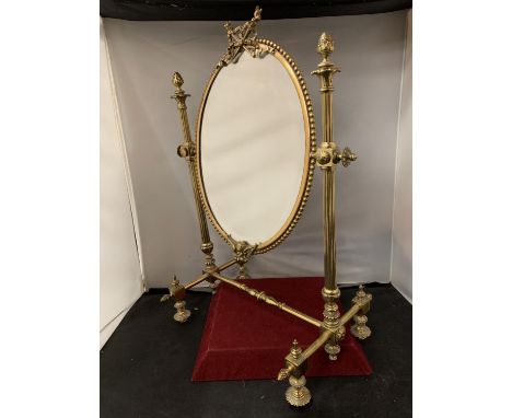 A DECORATIVE VINTAGE BRASS SWIVEL DRESSING TABLE MIRROR ON A STAND TOTAL H: 25CM 