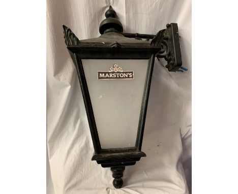 A CAST METAL VINTAGE EXTERIOR PUB LIGHT H: APPROXIMATELY 80CM 