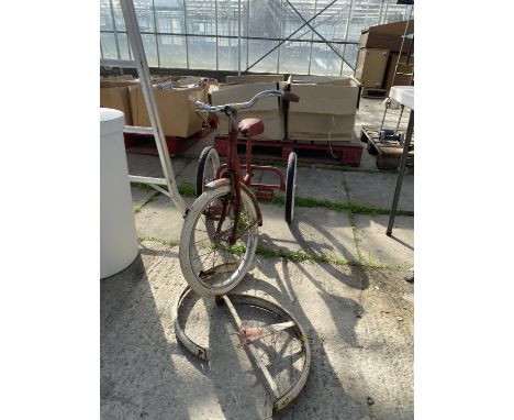 A VINTAGE CHILDRENS TRICYCLE 