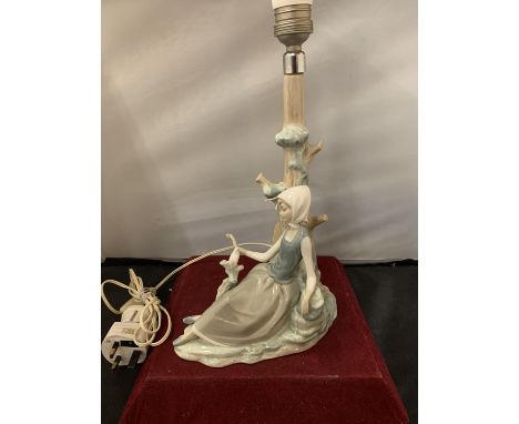 A LLADRO PORCELAIN LAMP IN THE FORM OF A GIRL FEEDING BIRDS H:35CM 