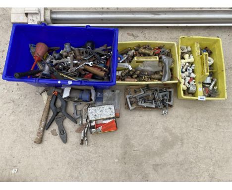 A LARGE QUANTITY OF TOOLS AND HARDWARE TO INCLUDE BRASS TAPS, SPANNERS AND BRASS PIPE FITTINGS ETC 