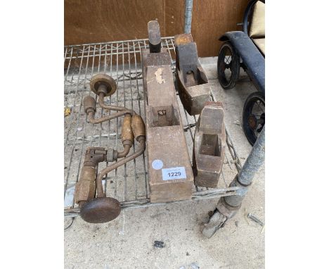 AN ASSORTMENT OF VINTAGE HAND TOOLS TO INCLUDE THREE WOOD PLANES ETC 