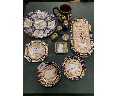 AN ASSORTMENT OF CERAMIC ITEMS TO INCLUDE PLATES, A JUG, TRINKET BOX ETC 
