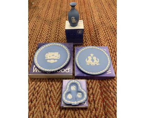 FOUR BLUE AND WHITE JASPERWARE ITEMS TO INCLUDE PLATES. TRINKET DISHES AND A VASE  ALL WITH BOXES 