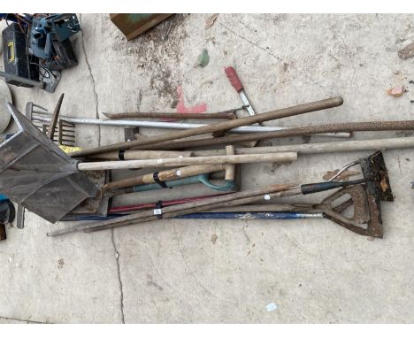 A LARGE QUANTITY OF GARDEN TOOLS TO INCLUDE RAKES, PICK AXE AND BRICK HOD ETC 